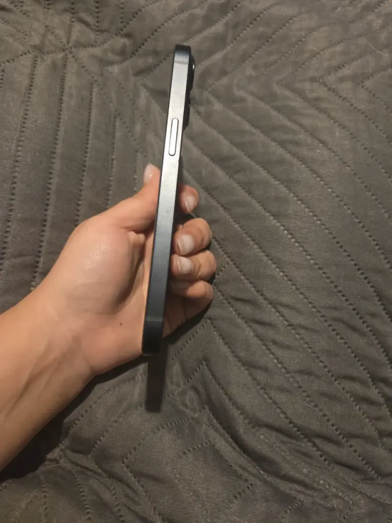iPhone 13 en buen estado con pantalla impecable - 4