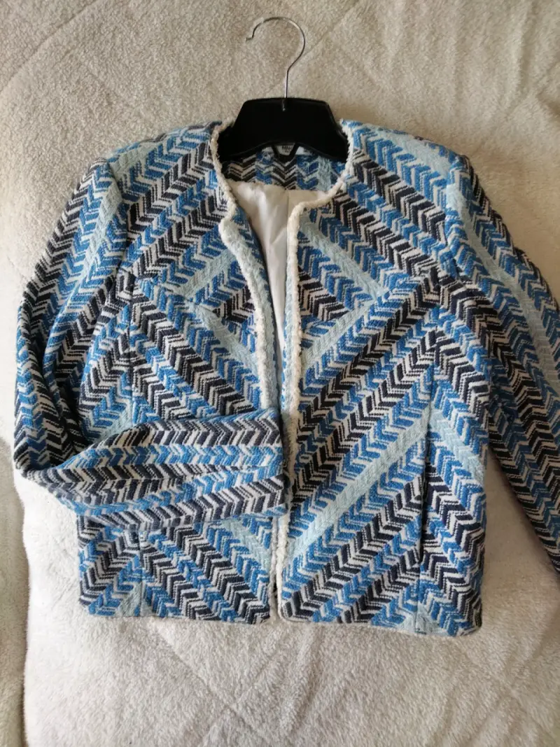 Chaqueta de mujer con diseño zigzag azul y blanco