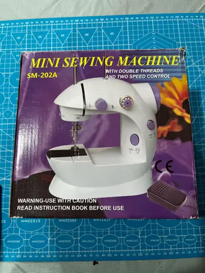 Máquina de Coser Mini SM-202A con Pedal - miniatura 1