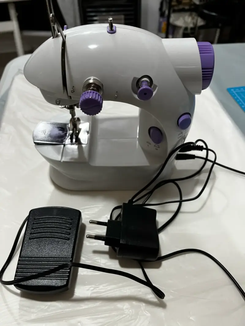 Máquina de Coser Mini SM-202A con Pedal - 3