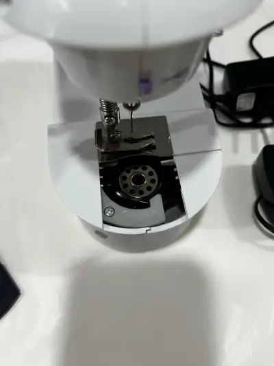 Máquina de Coser Mini SM-202A con Pedal - miniatura 4