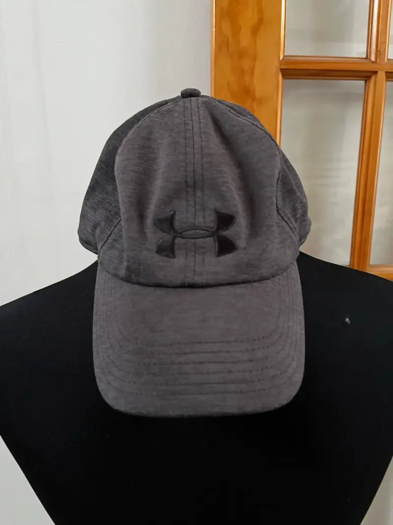 Gorra deportiva gris Under Armour
