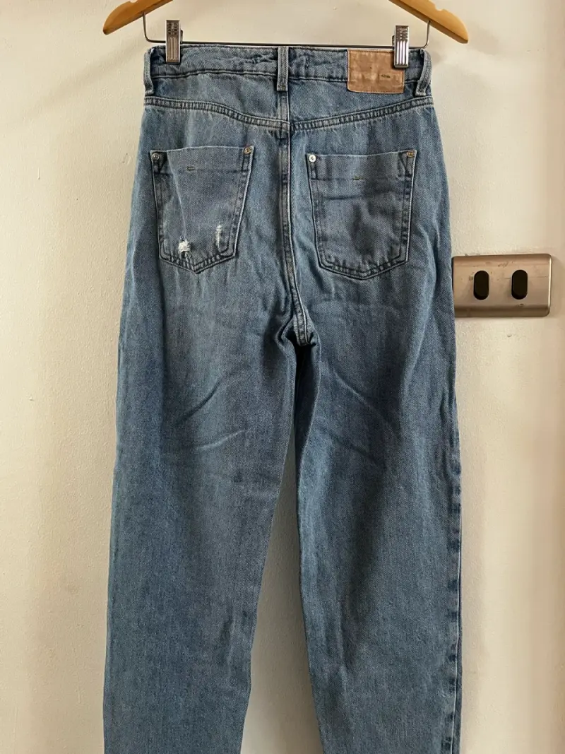 Jeans Zara para mujer con estilo desgastado - 2
