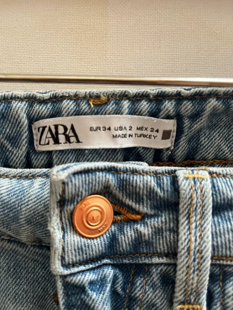 Jeans Zara para mujer con estilo desgastado - 3