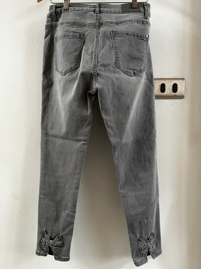 Jeans grises con detalle de lazo para mujer - 2