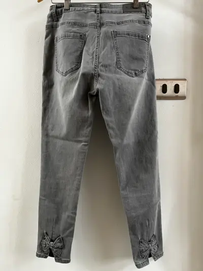 Jeans grises con detalle de lazo para mujer - miniatura 2