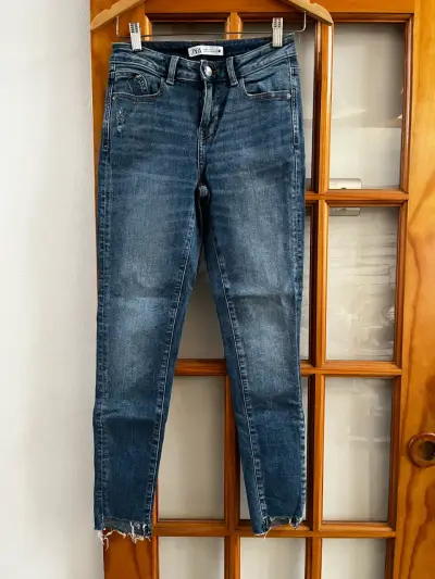 Jeans Zara azul desgastado para mujer - miniatura 1
