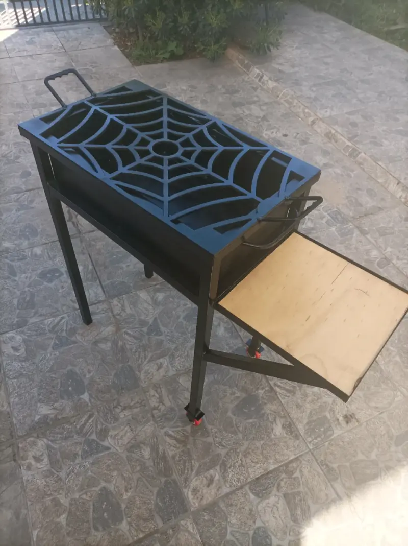 Parrilla metálica con diseño de telaraña, ruedas