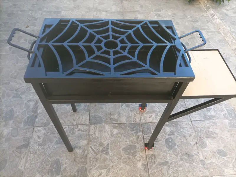 Parrilla metálica con diseño de telaraña, ruedas - 2