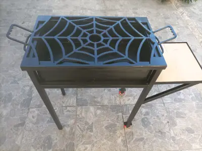 Parrilla metálica con diseño de telaraña, ruedas - miniatura 2