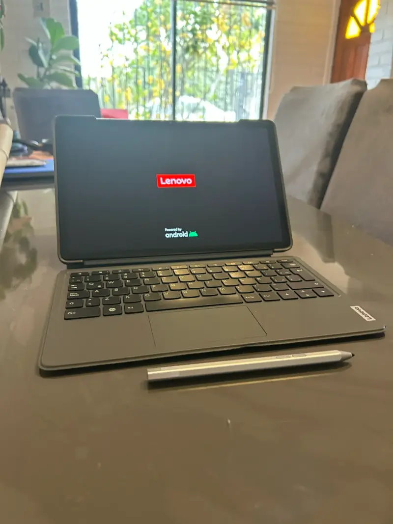 Tablet Lenovo con teclado y lápiz - 1