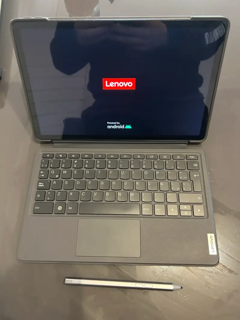 Tablet Lenovo con teclado y lápiz - 2