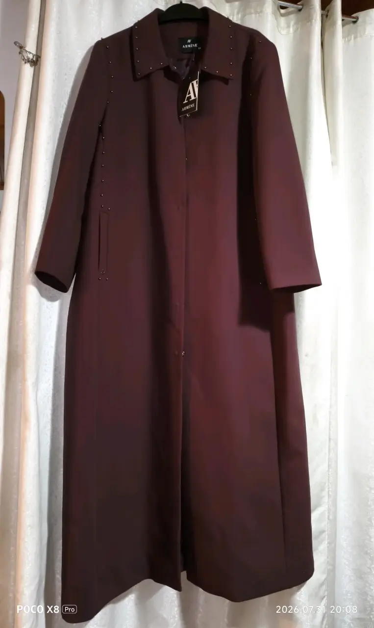 Abrigo largo burdeos con detalles de tachas