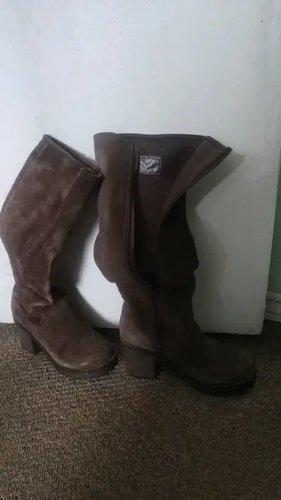 Botas de gamuza marrón con tacón alto - miniatura 1