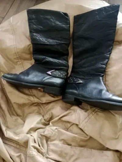 Botas negras de cuero con detalles metálicos - miniatura 1