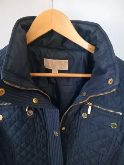 Chaqueta acolchada azul con cierre dorado - miniatura 2