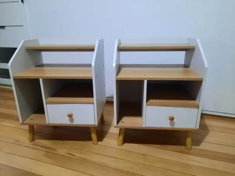 2 Mesas de noche modernas de madera y blanco