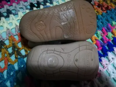 Zapatos de bebé con diseño floral y corazones - miniatura 1