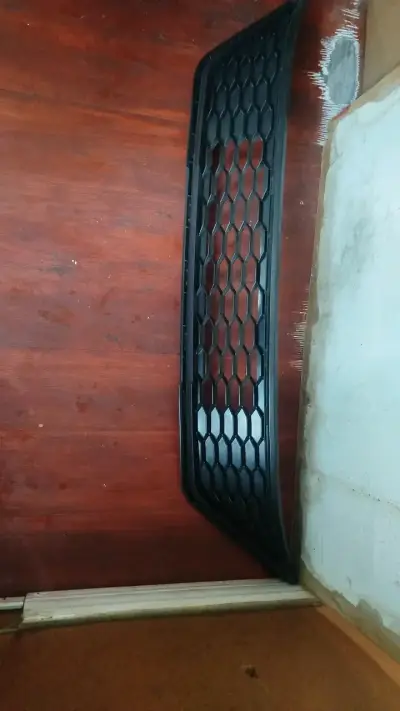 Parrilla delantera negra para auto - miniatura 1