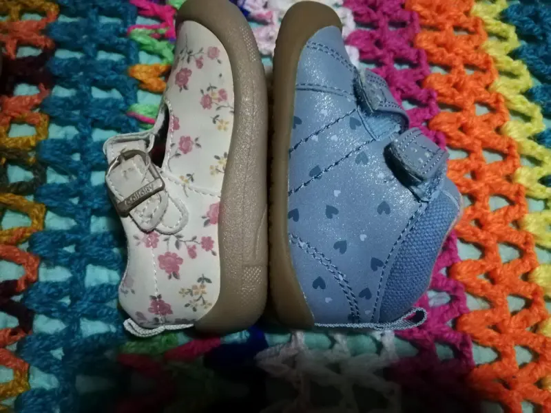 Zapatos de bebé con diseño floral y corazones - 3
