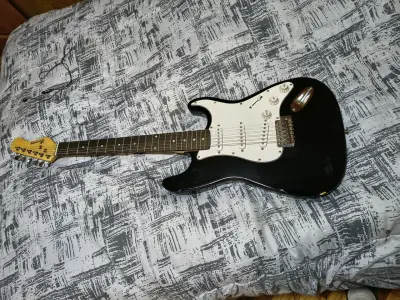 Guitarra eléctrica negra con amplificador - miniatura 1