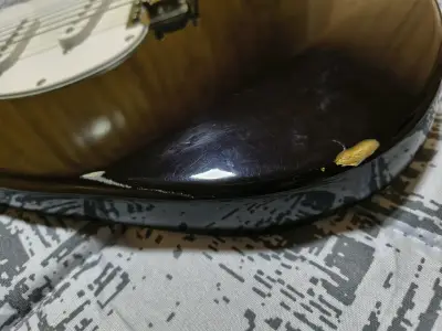 Guitarra eléctrica negra con amplificador - miniatura 2