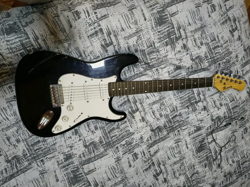 Guitarra eléctrica negra con amplificador - 3