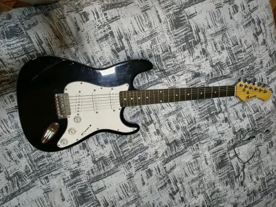 Guitarra eléctrica negra con amplificador - miniatura 3