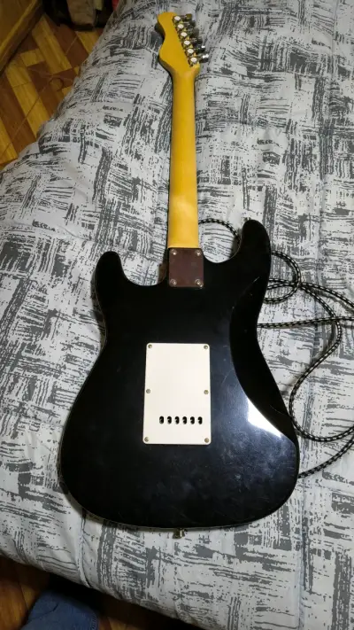 Guitarra eléctrica negra con amplificador - miniatura 5