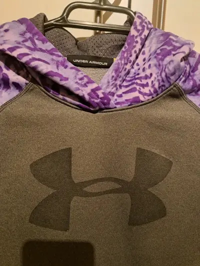 Polerón con capucha Under Armour gris y morado - miniatura 3