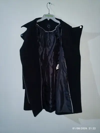 Abrigo negro para mujer con cierre asimétrico - miniatura 2