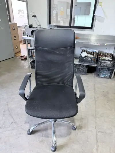 Silla de oficina ergonómica negra con ruedas - miniatura 1