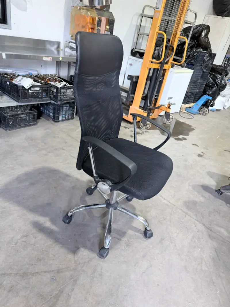 Silla de oficina ergonómica negra con ruedas - 2