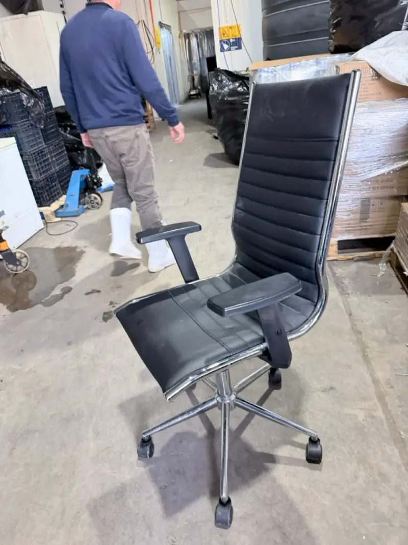 Silla de oficina ergonómica negra con ruedas - 3
