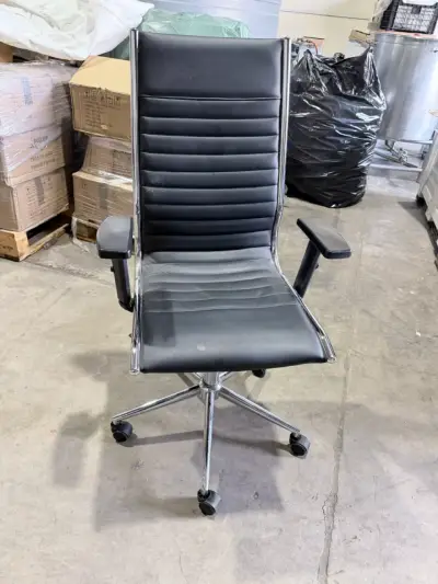 Silla de oficina ergonómica negra con ruedas - miniatura 4