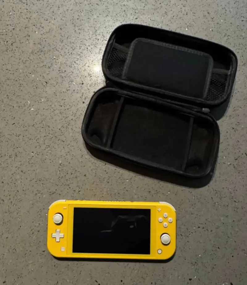 Nintendo Switch Lite amarilla con estuche - 1
