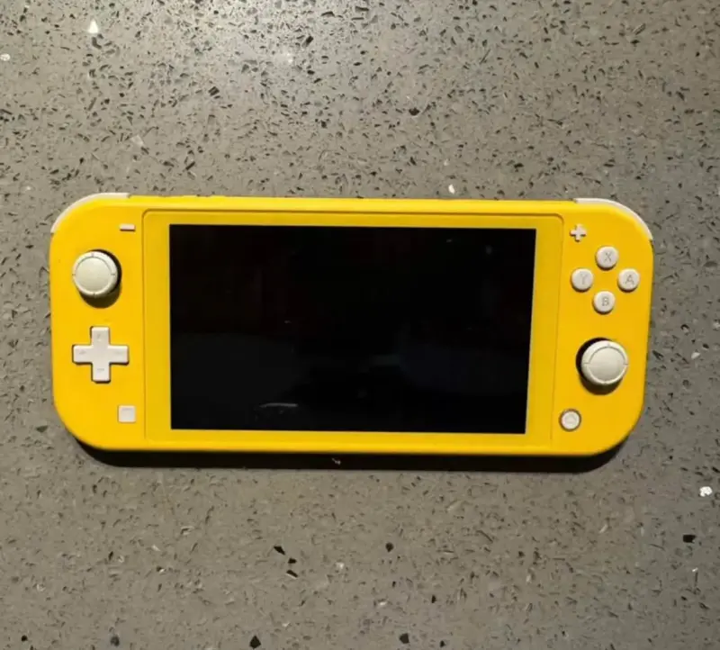 Nintendo Switch Lite amarilla con estuche - 2