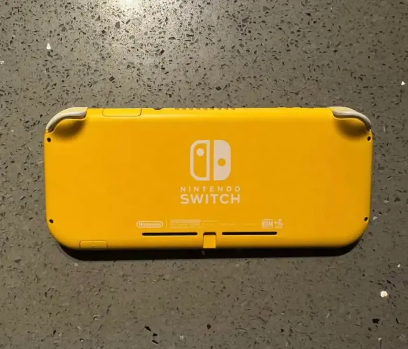 Nintendo Switch Lite amarilla con estuche - 3