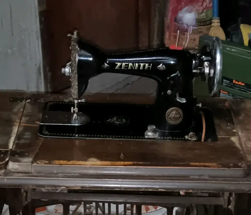Máquina de Coser Antigua Zenith con Mesa - 1