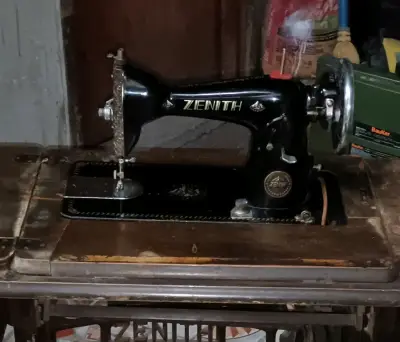 Máquina de Coser Antigua Zenith con Mesa - miniatura 1