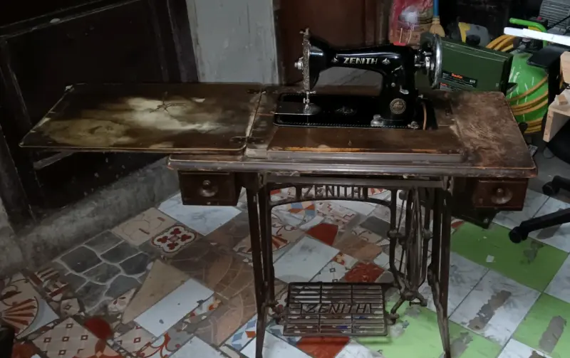Máquina de Coser Antigua Zenith con Mesa - 2