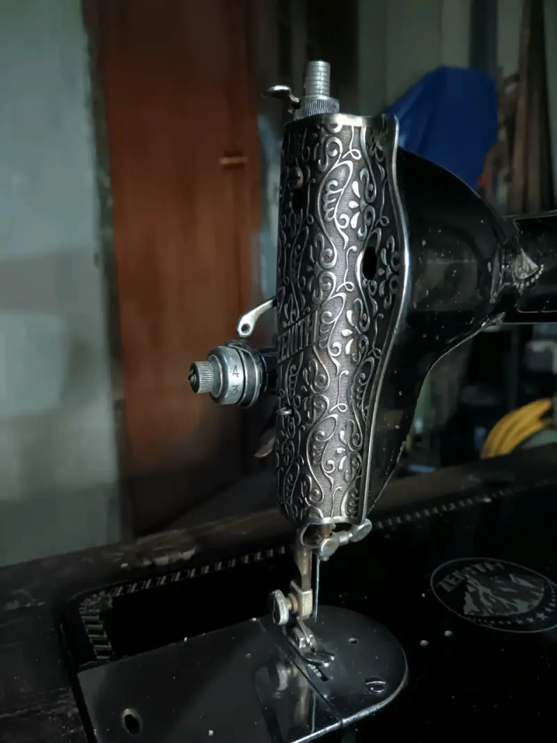 Máquina de Coser Antigua Zenith con Mesa - 3