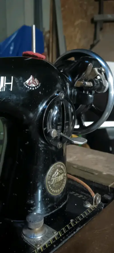 Máquina de Coser Antigua Zenith con Mesa - miniatura 4