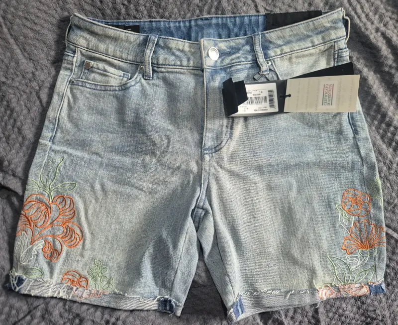 Shorts de mezclilla con bordado floral Armani Exchange - 1