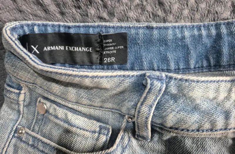 Shorts de mezclilla con bordado floral Armani Exchange - 2