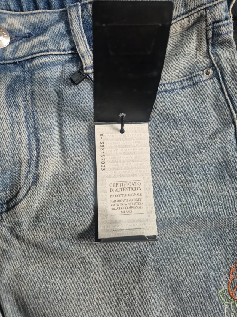 Shorts de mezclilla con bordado floral Armani Exchange - 3