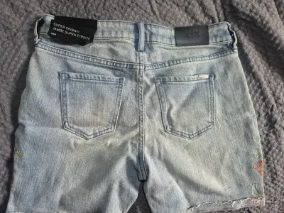 Shorts de mezclilla con bordado floral Armani Exchange - miniatura 4