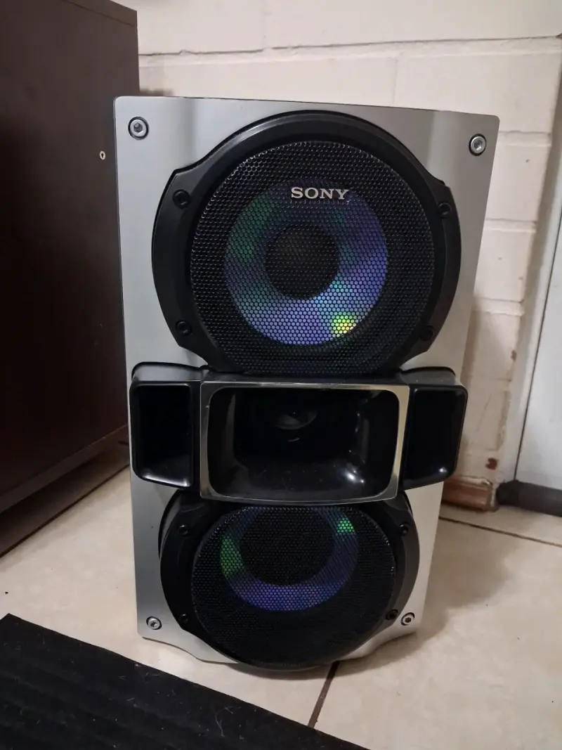 Sistema de sonido Sony Genezi MHC-RG590S con subwoofer - 2