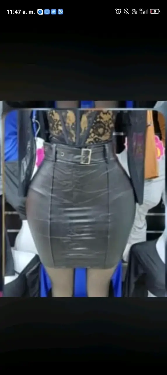 Falda lápiz de cuero sintético con cinturón