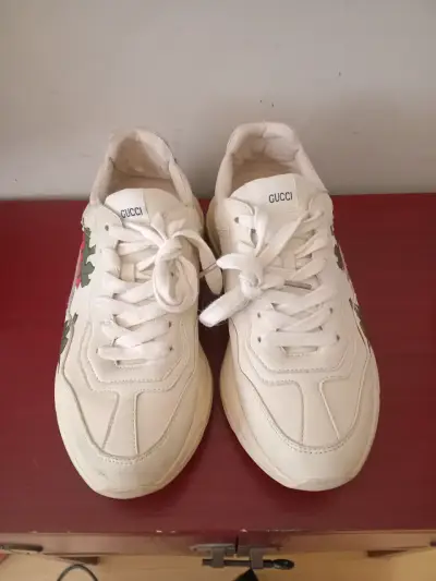 Zapatillas Gucci blancas con diseño de fresas - miniatura 1